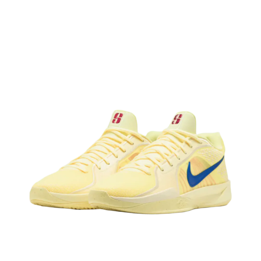 Modèle W Sabrina 2 signé Nike, issu de la collection Automne-Hiver 2024, désormais disponible chez&nbsp;Kickskult.

Couleur:&nbsp; CITRON TINT/ROYAL PULSE-ALABASTER
ID Produit : FQ2174-800