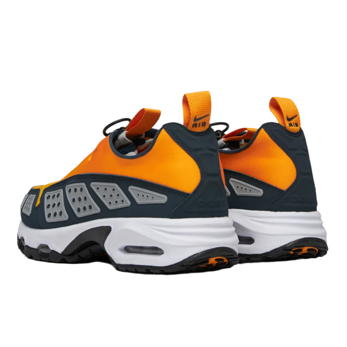 Modell Women's Air Max SNDR "Canyon Gold and Deep Ocean" von Nike aus der Herbst-Winter-Kollektion 2024, ab sofort erhältlich bei Kickskult.

Farbe: CANYON GOLD/DEEP OCEAN-LT SMOKE GREY-SPEED YELLOW-WHITE
Produkt-ID: HJ8080-700
