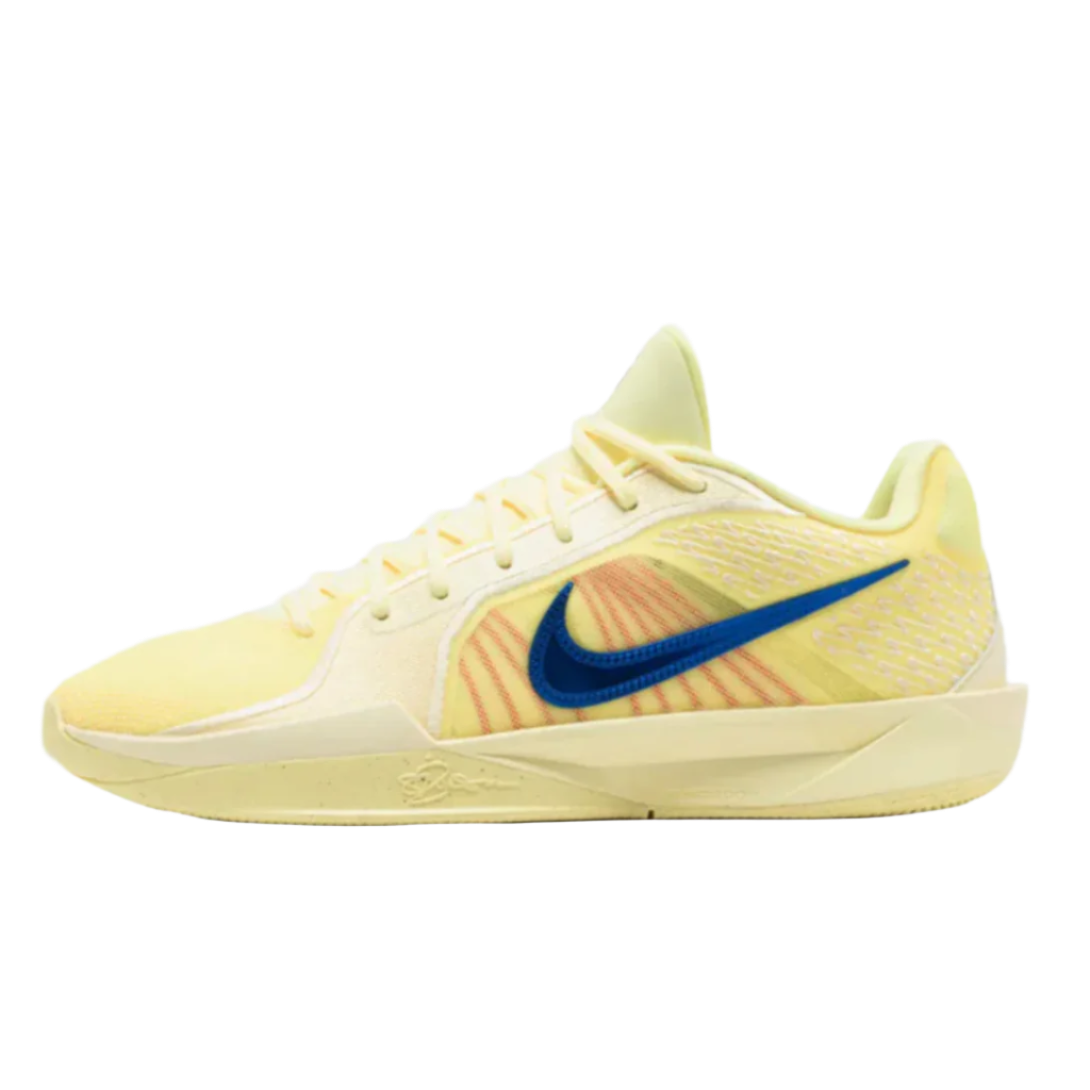 Modèle W Sabrina 2 signé Nike, issu de la collection Automne-Hiver 2024, désormais disponible chez&nbsp;Kickskult.

Couleur:&nbsp; CITRON TINT/ROYAL PULSE-ALABASTER
ID Produit : FQ2174-800